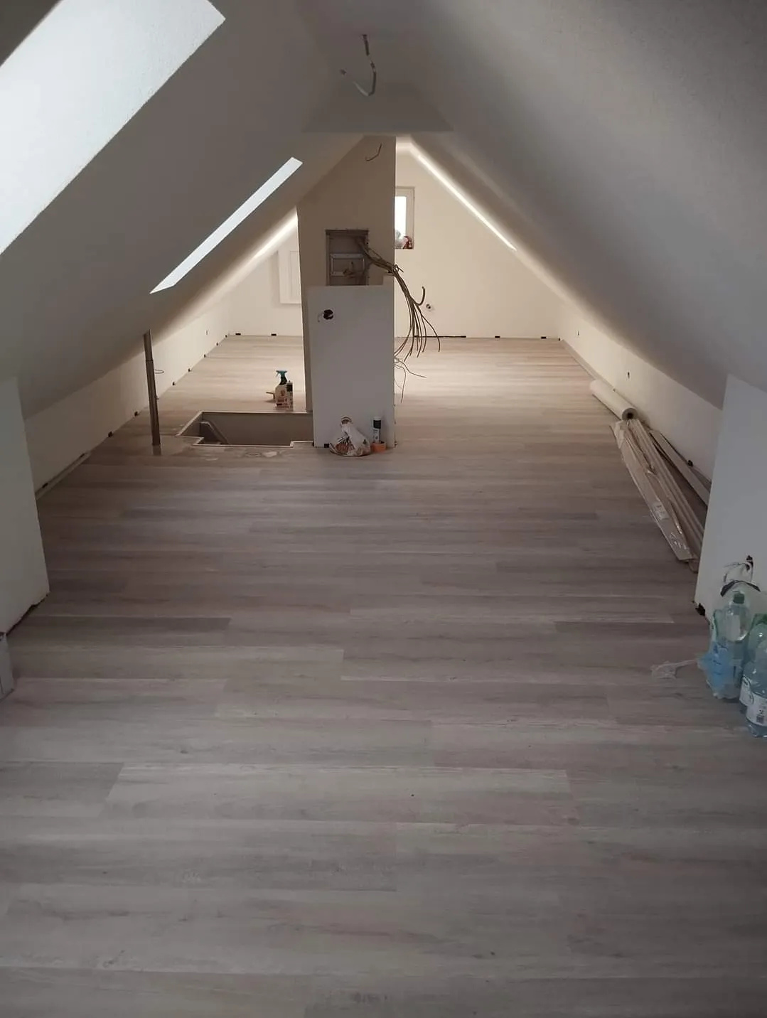 Neu verlegter heller Laminatboden in einem Dachgeschoss