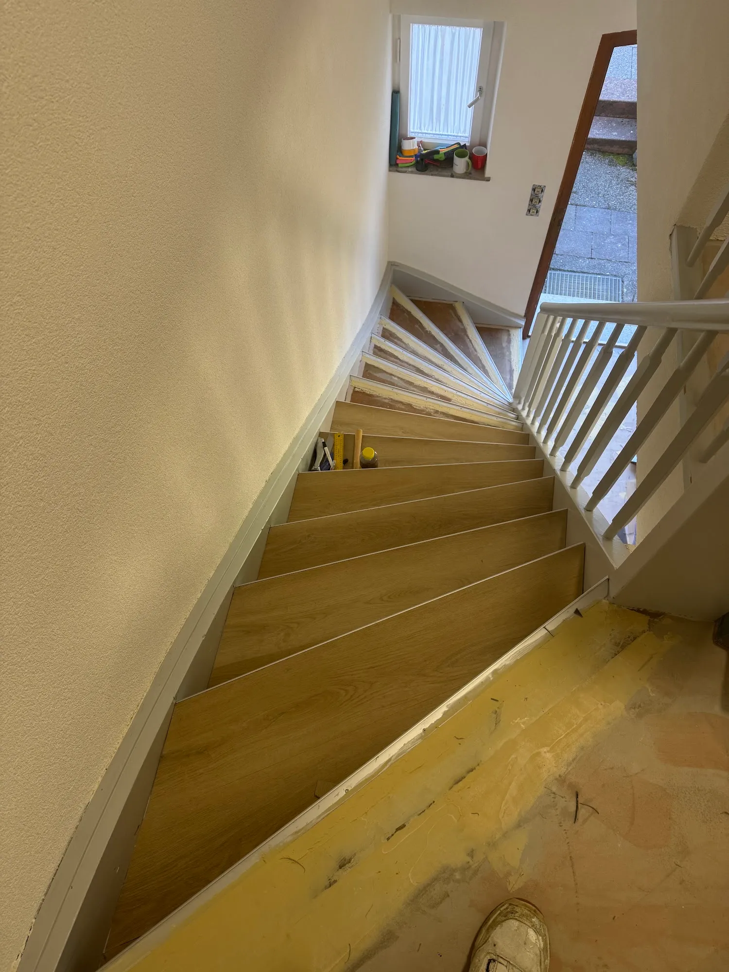 Treppenrenovierung mit neuen Trittstufen in Holzoptik