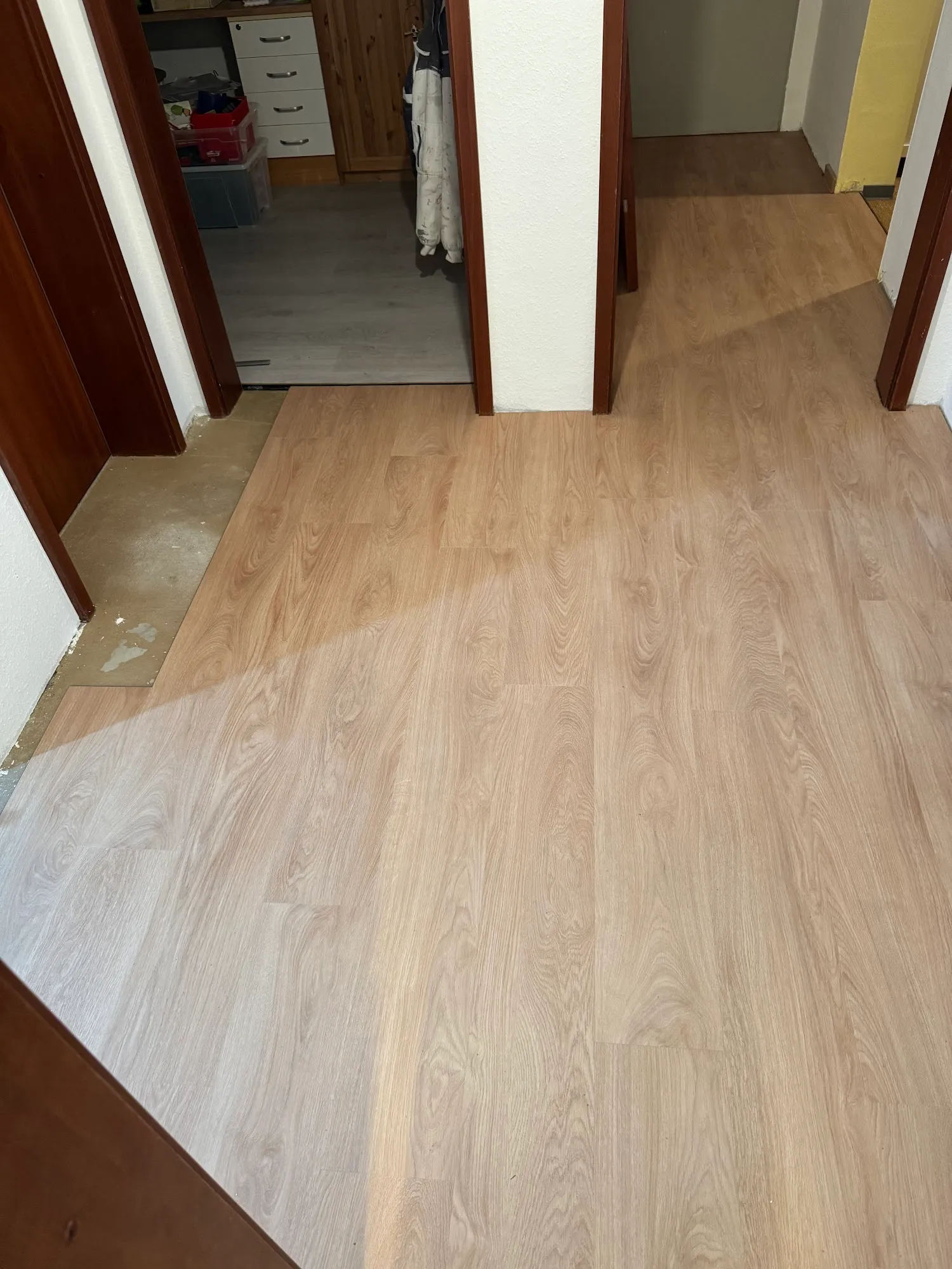 Neu verlegter heller Laminatboden in einem Flur mit sauberen Übergängen